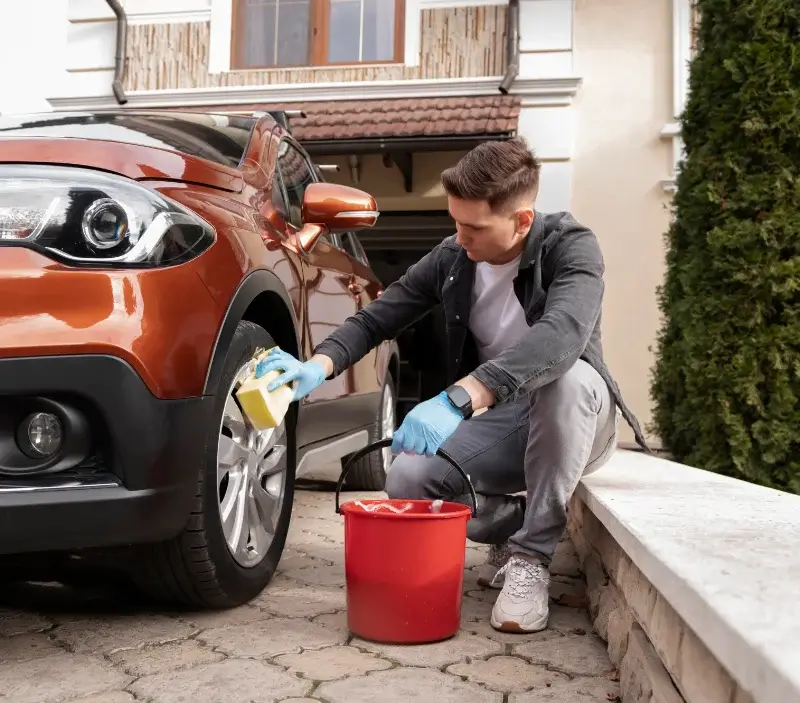 Lavage auto à domicile Montbazin : professionnel intervenant sur un véhicule